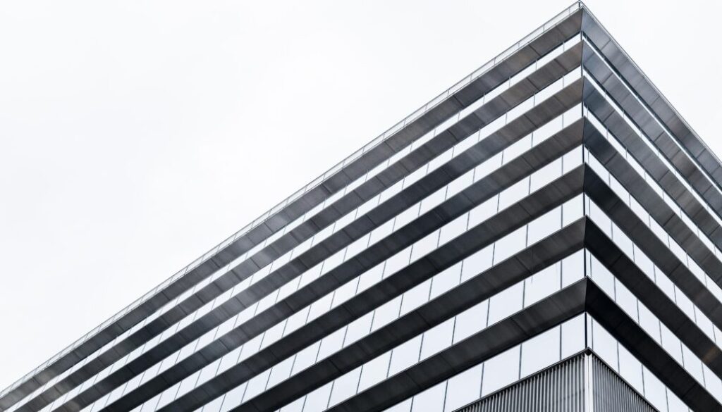 edificios-de-oficinas-de-rascacielos-modernos-de-baja-vista