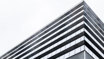 edificios-de-oficinas-de-rascacielos-modernos-de-baja-vista