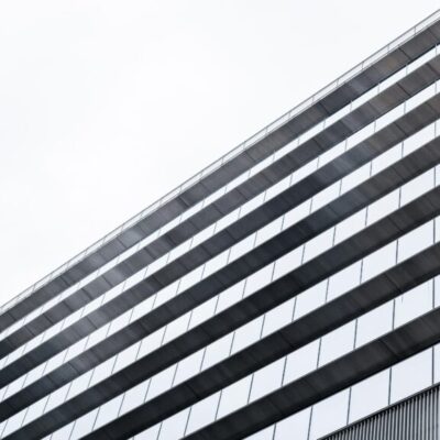 edificios-de-oficinas-de-rascacielos-modernos-de-baja-vista